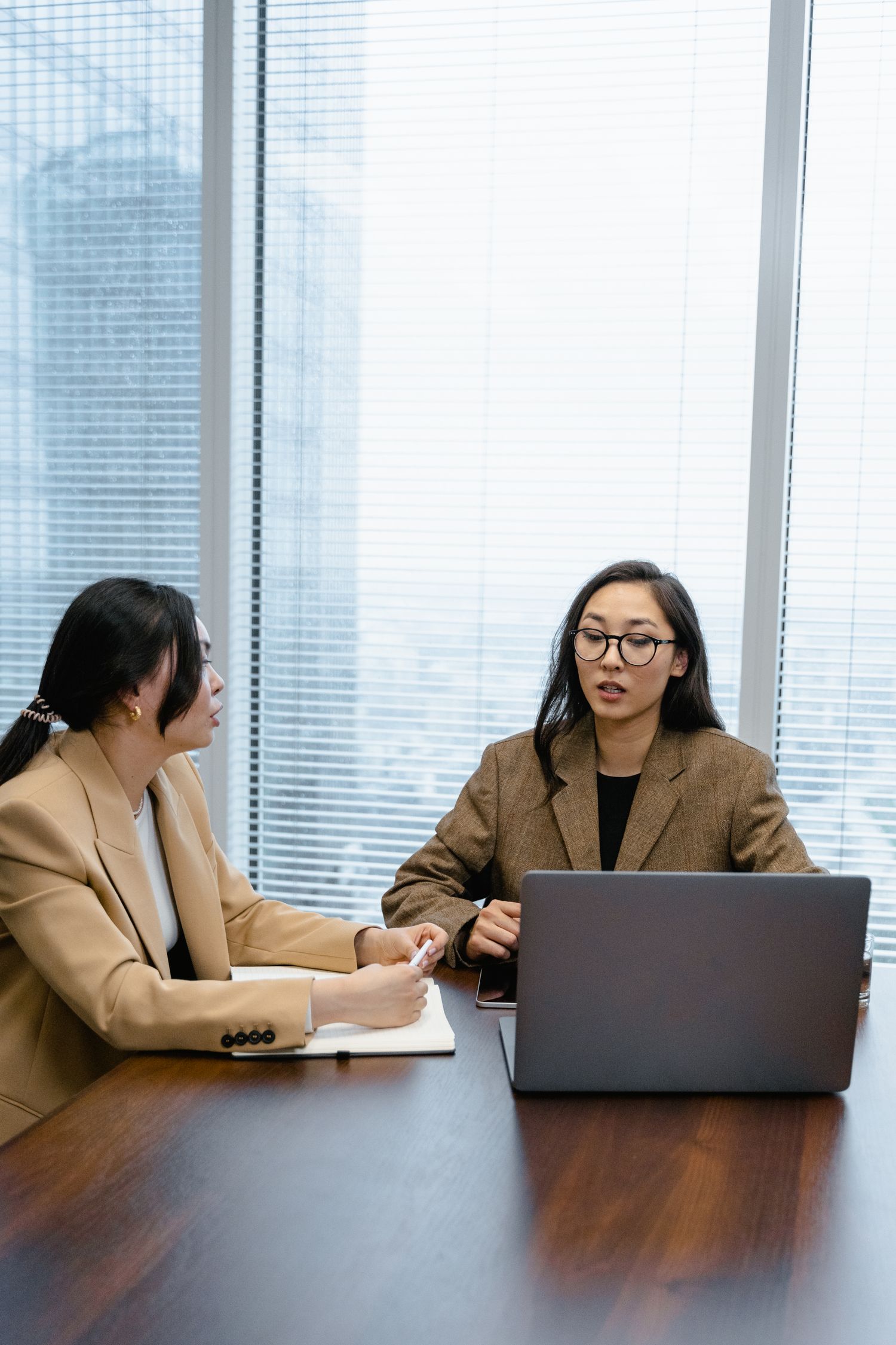 相談内容を丁寧に確認するイメージ